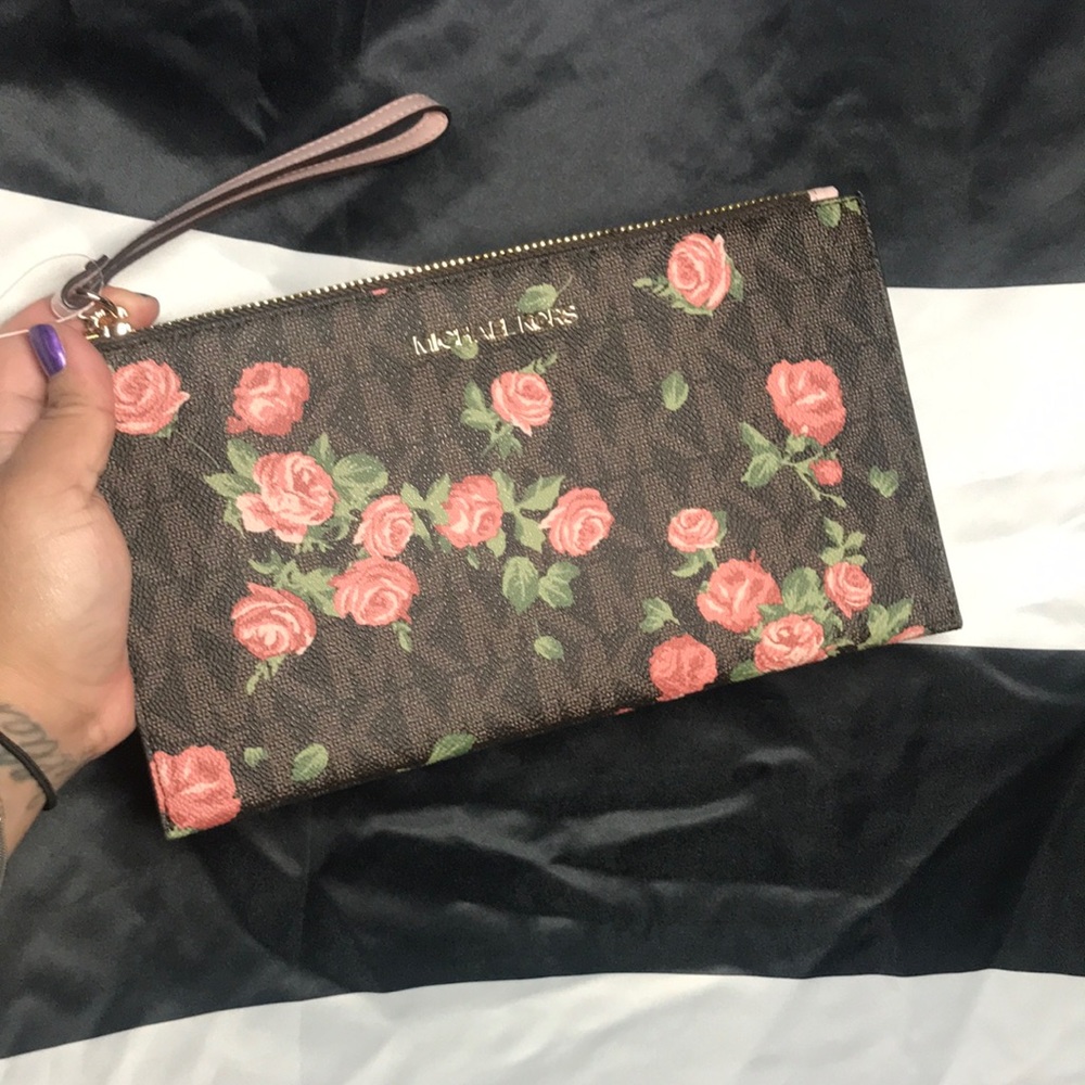 Micheal Kors wristlet
